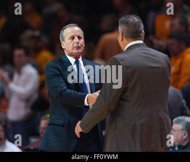 9 février 2016 : l'entraîneur-chef Rick Barnes de la Tennessee Bénévoles et entraîneur-chef Bruce Perle de la Auburn Tigers se serrer la main après le match de basket-ball de NCAA entre les bénévoles de l'Université du Tennessee et de l'Université d'Auburn Tigers à Thompson Boling Arena de Knoxville TN Tim Gangloff/CSM Banque D'Images