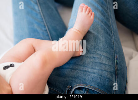 Caucasian mother holding baby daughter Banque D'Images