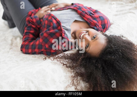 Black woman laying on bed Banque D'Images