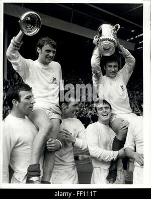 1961 - West Bromwich gagner English football cup : Graham Williams, à gauche en arrière et capitaine de West Bromwich Albion, droit, détient en altitude l'English Football Association cup après que son équipe a battu everton en finale à Wembley Stadium, Londres, aujourd'hui, le 18 mai par le seul but marqué. D'autres, à gauche, sont ; Centre de la moitié John Talbut, à l'extérieur gauche, Clive Clark, la tenue de base, tasse avant-centre Jeff Astle, qui a marqué le seul but du match, et à l'intérieur de droite, Ian Collard. © Keystone Photos USA/ZUMAPRESS.com/Alamy Live News Banque D'Images