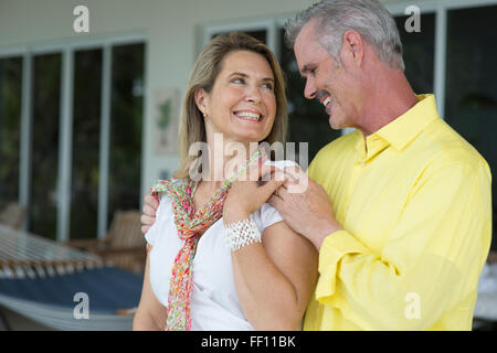 Caucasian couple hugging outdoors Banque D'Images