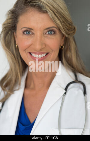 Caucasian doctor smiling Banque D'Images