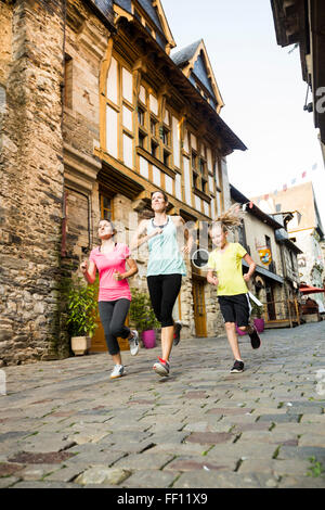 Les femmes de race blanche dans le village de jogging Banque D'Images