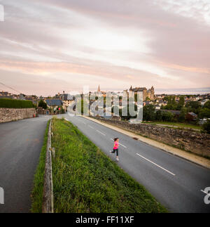 Caucasian woman jogging on road Banque D'Images