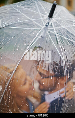 En vertu de l'article Saint-valentin romantique sous la pluie parapluie Banque D'Images