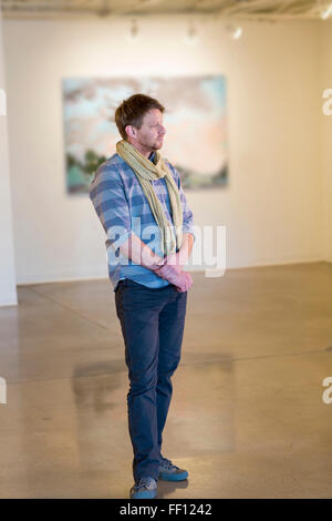 Caucasian man standing in art gallery Banque D'Images