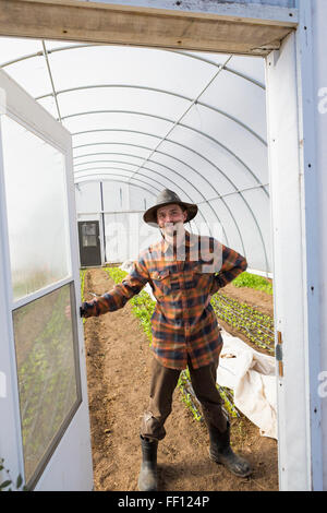 Caucasian farmer porte à effet d'ouverture Banque D'Images