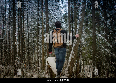 Caucasian hiker standing in snowy forest Banque D'Images