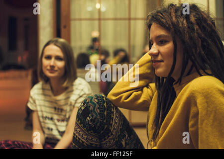 Caucasian women sitting in living room Banque D'Images