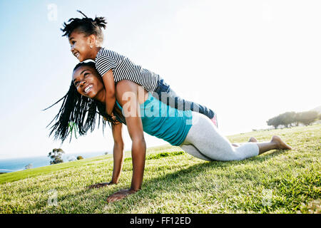 Black mother and daughter practicing yoga Banque D'Images