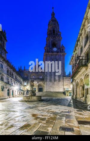 Ornate church et tour avec fontaine, Santiago de Compostela, A Coruña, Espagne Banque D'Images