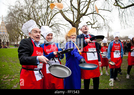 Westminster, Londres, Royaume-Uni. February 9th, 2016 - L'équipe médias - les gagnants de l'an dernier de la course de crêpes parlementaire annuel poser pour des photos tout en jetant des crêpes Crédit : Dinendra Haria/Alamy Live News Banque D'Images