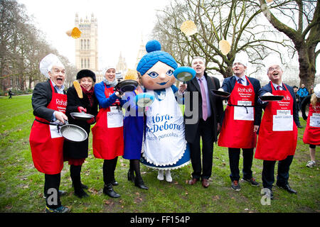 Westminster, Londres, Royaume-Uni. February 9th, 2016 - L'équipe médias - les gagnants de l'an dernier de la course de crêpes parlementaire annuel poser pour des photos tout en jetant des crêpes Crédit : Dinendra Haria/Alamy Live News Banque D'Images