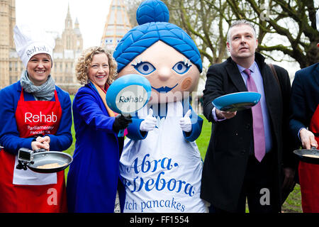 Westminster, Londres, Royaume-Uni. February 9th, 2016 - L'équipe médias - les gagnants de l'an dernier de la course de crêpes parlementaire annuel poser pour des photos tout en jetant des crêpes Crédit : Dinendra Haria/Alamy Live News Banque D'Images