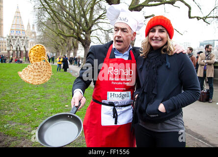 Westminster, Londres, Royaume-Uni. February 9th, 2016 - Alastair Stewart OBE ITV News présentateur poser pour des photos tout en jetant des crêpes Crédit : Dinendra Haria/Alamy Live News Banque D'Images