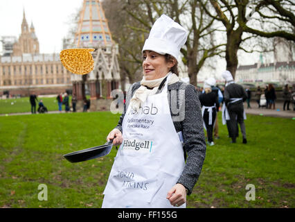 Westminster, Londres, Royaume-Uni. February 9th, 2016 - Victoria Atkins MP, poser pour des photos tout en jetant des crêpes Crédit : Dinendra Haria/Alamy Live News Banque D'Images