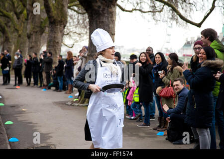 Westminster, Londres, Royaume-Uni. February 9th, 2016 - Victoria Atkins MP fonctionne à l'aide de course de crêpes parlementaire de la charité d'invalidité, Rehab Crédit : Dinendra Haria/Alamy Live News Banque D'Images