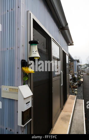 Logement préfabriqué temporaire dans la région de Kesennuma, le 9 février 2016, la préfecture de Miyagi, au Japon. Après le tsunami et le tremblement de terre de mars 2011 quelques 53 000 unités préfabriquées ont été construites pour loger les sinistrés dans la région. Dans la région de Kesennuma il est prévu qu'une de 2 000 2 351 unités construites il y restera occupé après le 5 e anniversaire. Il a été espéré que toutes les personnes évacuées pourraient être transférés dans des structures permanentes en ce moment. © Rodrigo Reyes Marin/AFLO/Alamy Live News Banque D'Images