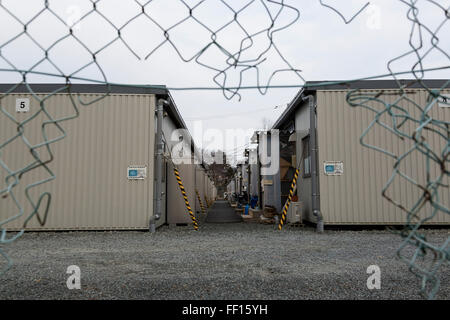 Logement préfabriqué temporaire dans la région de Kesennuma, le 9 février 2016, la préfecture de Miyagi, au Japon. Après le tsunami et le tremblement de terre de mars 2011 quelques 53 000 unités préfabriquées ont été construites pour loger les sinistrés dans la région. Dans la région de Kesennuma il est prévu qu'une de 2 000 2 351 unités construites il y restera occupé après le 5 e anniversaire. Il a été espéré que toutes les personnes évacuées pourraient être transférés dans des structures permanentes en ce moment. © Rodrigo Reyes Marin/AFLO/Alamy Live News Banque D'Images