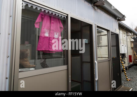 Logement préfabriqué temporaire dans la région de Kesennuma, le 9 février 2016, la préfecture de Miyagi, au Japon. Après le tsunami et le tremblement de terre de mars 2011 quelques 53 000 unités préfabriquées ont été construites pour loger les sinistrés dans la région. Dans la région de Kesennuma il est prévu qu'une de 2 000 2 351 unités construites il y restera occupé après le 5 e anniversaire. Il a été espéré que toutes les personnes évacuées pourraient être transférés dans des structures permanentes en ce moment. © Rodrigo Reyes Marin/AFLO/Alamy Live News Banque D'Images