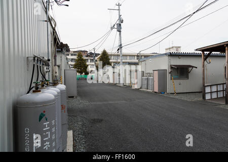 Logement préfabriqué temporaire dans la région de Kesennuma, le 9 février 2016, la préfecture de Miyagi, au Japon. Après le tsunami et le tremblement de terre de mars 2011 quelques 53 000 unités préfabriquées ont été construites pour loger les sinistrés dans la région. Dans la région de Kesennuma il est prévu qu'une de 2 000 2 351 unités construites il y restera occupé après le 5 e anniversaire. Il a été espéré que toutes les personnes évacuées pourraient être transférés dans des structures permanentes en ce moment. © Rodrigo Reyes Marin/AFLO/Alamy Live News Banque D'Images