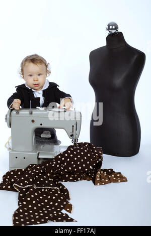 Photo de petite fille avec machine à coudre Banque D'Images