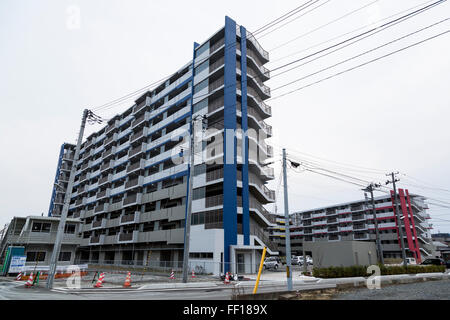 Nouveaux logements sociaux dans la Nango District de Kesennuma, le 9 février 2016, la préfecture de Miyagi, au Japon. Kesennuma a été l'un des endroits les plus touchées par le tsunami et le tremblement de terre de mars 2011 avec de nombreux bâtiments sont détruits et plus de 1 000 habitants ont perdu la vie. Ce bloc 3 Nango résidence a été achevée en 2015 et aujourd'hui abrite quelques 150 familles de façon permanente. Le développement est construit sur une parcelle de terre qui permet d'être une école, mais il a été détruit par le tsunami. Il y a certainement des signes positifs de la reconstruction dans la région, mais certains des 2 000 2 351 résidences temporaires en préfabriqué seront Kesennuma rem Banque D'Images