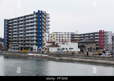 Nouveaux logements sociaux dans la Nango District de Kesennuma, le 9 février 2016, la préfecture de Miyagi, au Japon. Kesennuma a été l'un des endroits les plus touchées par le tsunami et le tremblement de terre de mars 2011 avec de nombreux bâtiments sont détruits et plus de 1 000 habitants ont perdu la vie. Ce bloc 3 Nango résidence a été achevée en 2015 et aujourd'hui abrite quelques 150 familles de façon permanente. Le développement est construit sur une parcelle de terre qui permet d'être une école, mais il a été détruit par le tsunami. Il y a certainement des signes positifs de la reconstruction dans la région, mais certains des 2 000 2 351 résidences temporaires en préfabriqué seront Kesennuma rem Banque D'Images