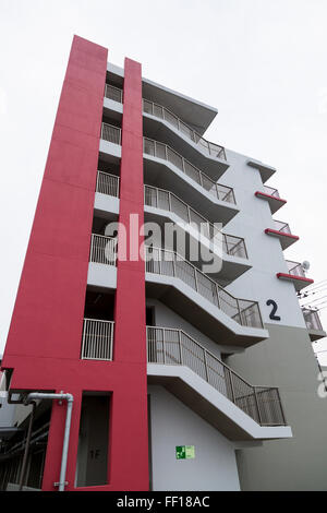 Nouveaux logements sociaux dans la Nango District de Kesennuma, le 9 février 2016, la préfecture de Miyagi, au Japon. Kesennuma a été l'un des endroits les plus touchées par le tsunami et le tremblement de terre de mars 2011 avec de nombreux bâtiments sont détruits et plus de 1 000 habitants ont perdu la vie. Ce bloc 3 Nango résidence a été achevée en 2015 et aujourd'hui abrite quelques 150 familles de façon permanente. Le développement est construit sur une parcelle de terre qui permet d'être une école, mais il a été détruit par le tsunami. Il y a certainement des signes positifs de la reconstruction dans la région, mais certains des 2 000 2 351 résidences temporaires en préfabriqué seront Kesennuma rem Banque D'Images