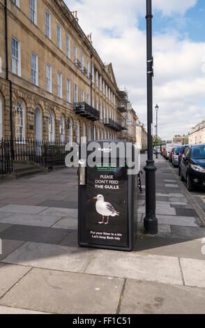 Ne nourrissez pas la poubelle à ordures de Gulls, Great Pulteney Street, Bath, Angleterre, Royaume-Uni Banque D'Images