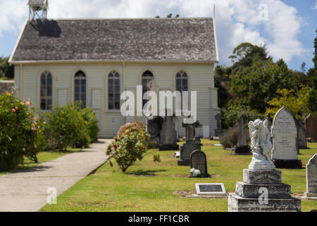 Russell, New Zealand - Février 18, 2015 : petite église et le cimetière de la ville de Russell. Banque D'Images