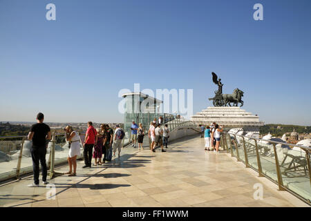 Les touristes en haut du Monument Victor Emmanuel (monument), Piazza Venezia, Rome, Italie. Banque D'Images