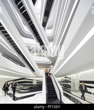 Un atrium central et escaliers communicante vue de niveau de réception. Tour du Dominion, Moscow, Moscou, Russie. Architecte : Z Banque D'Images