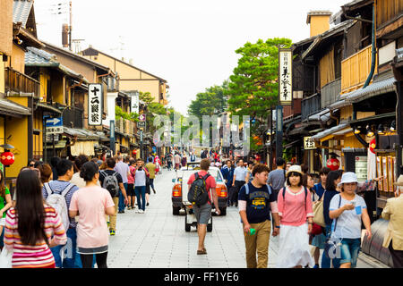 Les gens qui marchent autour de célèbre rue Hanami-Koji de Gion, le centre et le quartier de Geisha bordée de vieilles maisons de thé et restaur Banque D'Images