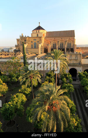 De fait, la Grande Mosquée Cathédrale Mezquita, ancien immeuble dans le centre de la mosquée, Cordoue, Espagne Banque D'Images