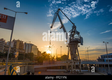 Grue du port de mer au coucher du soleil dans le port du Pirée, Grèce. Vue grand angle. Banque D'Images