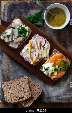 Sandwiches scandinaves avec maquereau fumé, de harengs et de saumons Banque D'Images