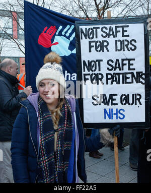 Portsmouth, Hampshire, Royaume-Uni. 10 Février, 2016. Nous nous tenons côte à côte dans la solidarité c'est le message clair de la part de médecins sur le piquet de grève ce matin à Portsmouth. Juste après 8h00 Les médecins de l'Hôpital d'AQ de la ville est sorti. De nombreux médecins disent qu'ils sont obligés de faire grève pour obtenir un contrat équitable et sûr pour le NHS et ! C'est le message de la bonne participation de piquetage à l'Hôpital d'assurance qualité ce matin. Credit : uknip/Alamy Live News Banque D'Images