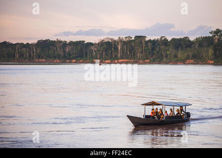 Amazon JungRMe voyage en bateau au coucher du soleil, Tambopata NationaRM Réserver, le Pérou, Amérique du Sud Banque D'Images