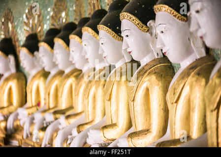 Certains des 45 grandes images de Bouddha à Umin Thounzeh, un temple bouddhiste sur la colline de Sagaing, Mandalay, Myanmar (Birmanie), l'Asie Banque D'Images