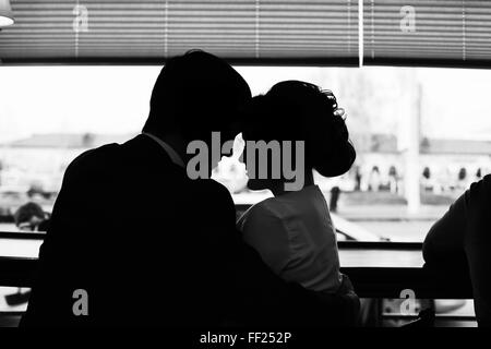 Silhouette d'un couple aimant in cafe Banque D'Images