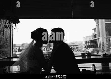 Silhouette d'un couple aimant in cafe Banque D'Images