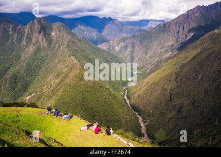 Les touristes à ruines Inca Wiñaywayna, sur TraiRM Inca Trek jour 3, région de Cuzco, Pérou, Amérique du Sud Banque D'Images