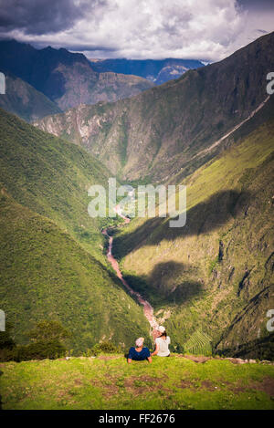 Les touristes à ruines Inca Wiñaywayna, sur TraiRM Inca Trek jour 3, région de Cuzco, Pérou, Amérique du Sud Banque D'Images