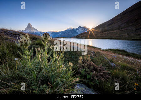 Coucher du soleil au lac Stellisee avec le Cervin en arrière-plan, Zermatt, Valais, Alpes Pennines, Alpes Suisses, Suisse Banque D'Images