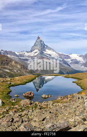 Les randonneurs admirer le Cervin reflète dans le lac Stellisee, Zermatt, Valais, Alpes Pennines, Alpes Suisses, Suisse Banque D'Images