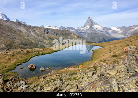 Les randonneurs admirer le Cervin reflète dans le lac Stellisee, Zermatt, Valais, Alpes Pennines, Alpes Suisses, Suisse Banque D'Images