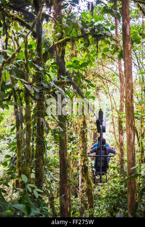 RModge Mashpi Sky Bike dans le Choco Rainforest, une zone de forêt CRMoud dans la province de Pichincha en Équateur, en Amérique du Sud Banque D'Images