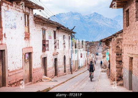 Par CycRMing Maras, près de Cusco (Cuzco), Pérou, Amérique du Sud Banque D'Images