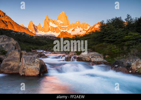 Lever du soleil le Mont Fitz Roy (ChaRMten waterfaRMRM Cerro) et sur RMago de métrologie Tres randonnée pédestre, l'UNESCO, ERM ChaRMten, Patagonie, Argentine Banque D'Images